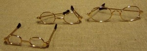 Billede af Briller ovale m. guldstel og plastglas til 28 cm. nisse
