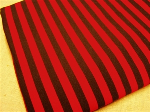 Ulla Paaske nisser. Sort, rød stribet jersey